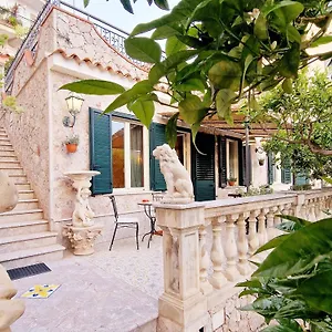 Donna Rosa - Your In Taormina